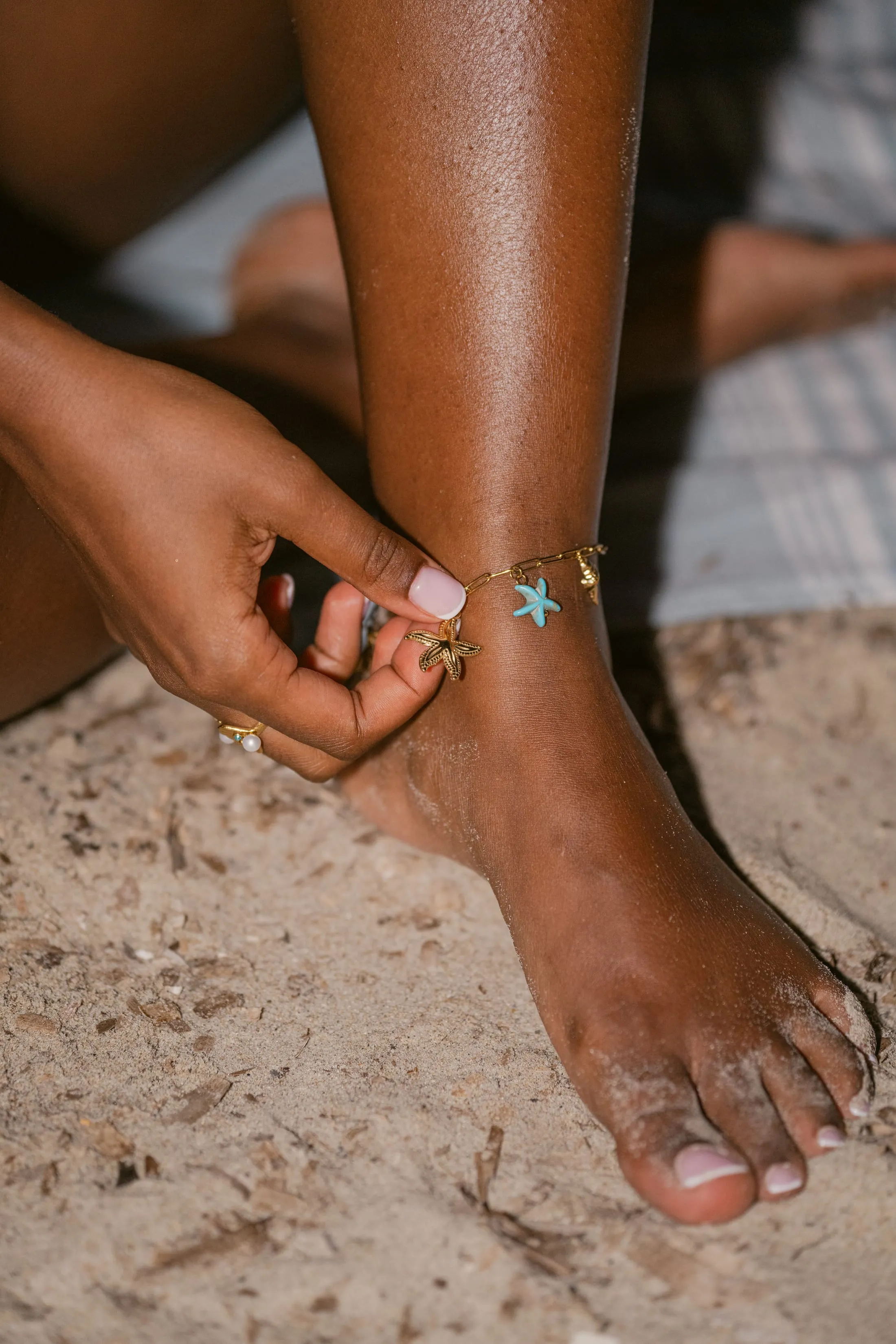 Bracelet de cheville doré porté, lumière naturelle, shooting Mary Jane