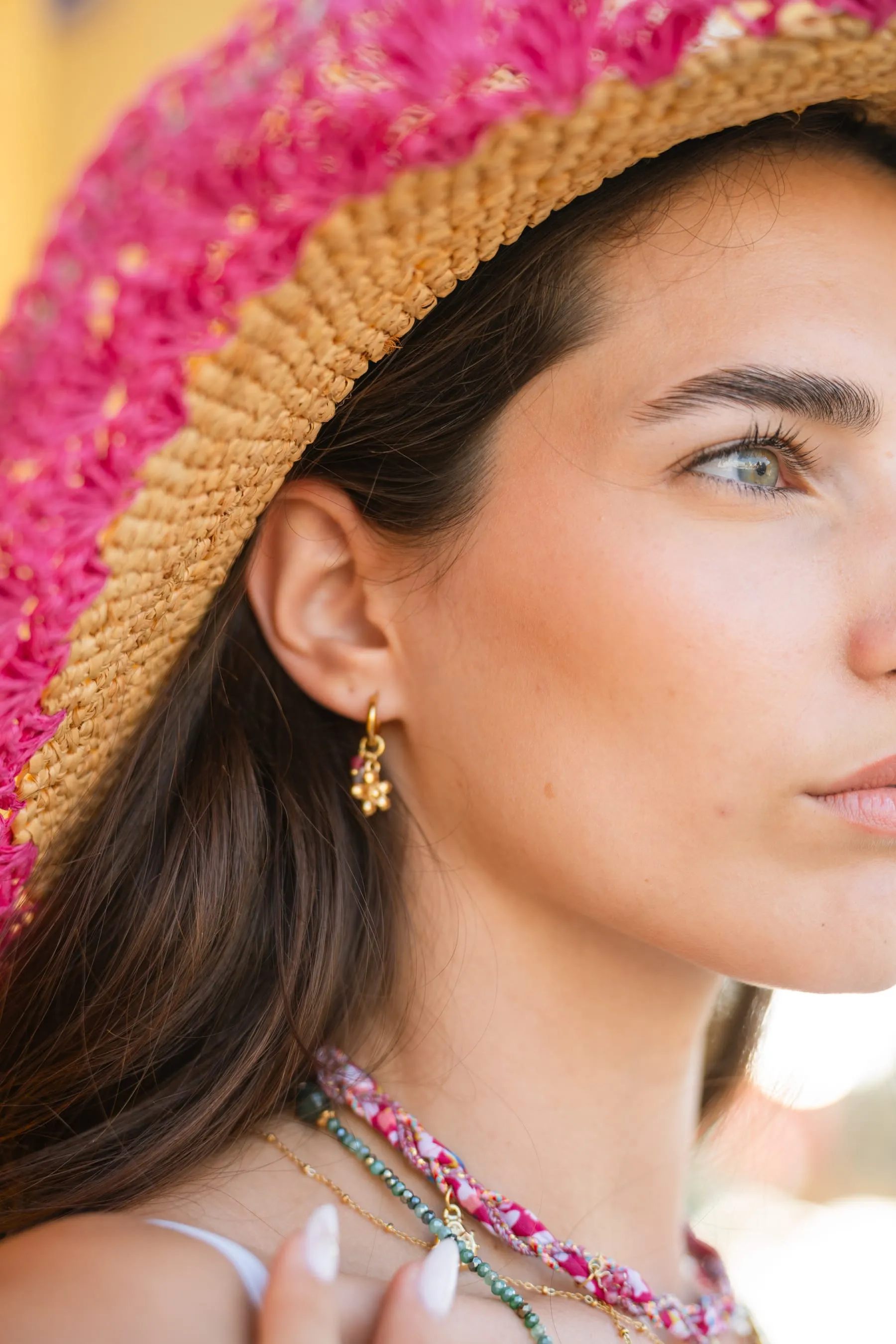 Boucle d'oreille dorée portée, gros plan sur l'oreille lors du shooting Mary Jane