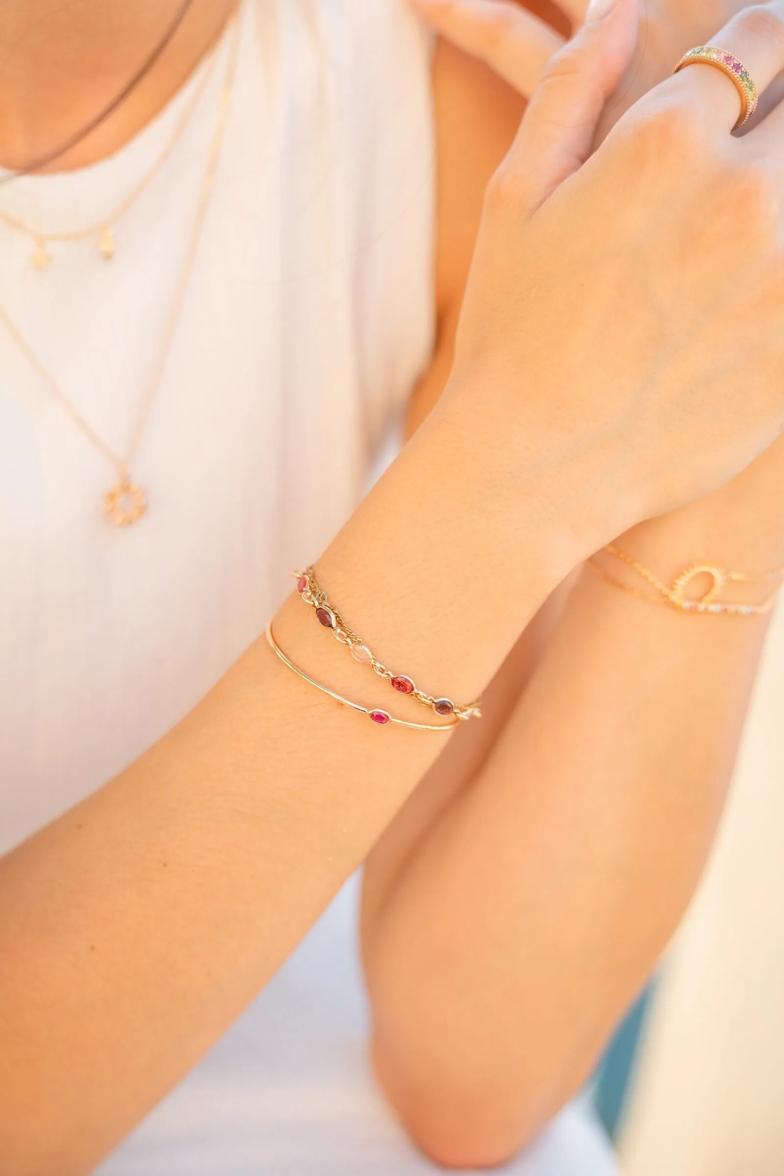 Bracelets dorés superposés au poignet, shooting Mary Jane à Marseille